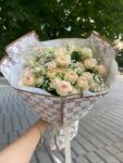 Bukiet z gałązkowych róż Summerrose | Studio Deluxe Poznań