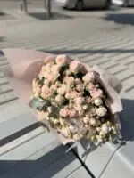 Bukiet z galązkowymi różami Bombastik i eukaliptusem - obrazek 2