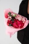 Bukiet Romantyczny w odcieniach różu i pastelowej zieleni – kompozycja Studio Deluxe Poznań.
