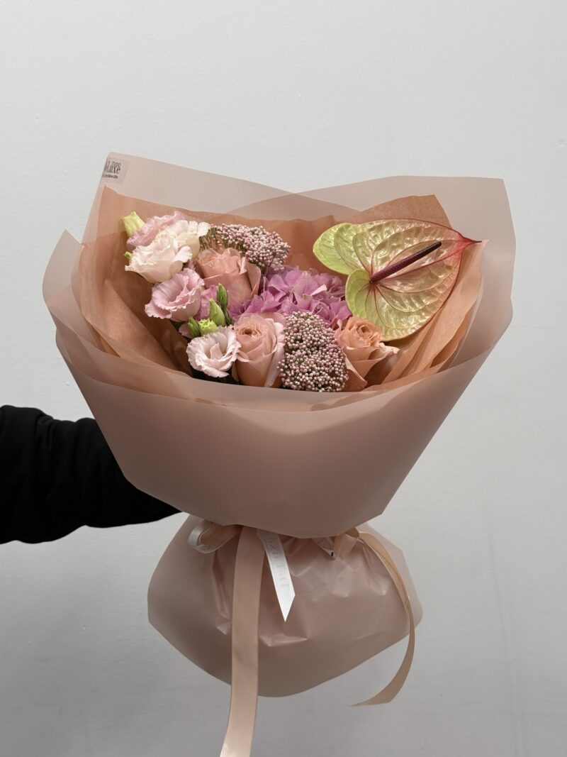 Bukiet Karmelowy z hortensją, różami, eustomą i anturium – elegancka kompozycja w ciepłych barwach od Studio Deluxe Poznań.