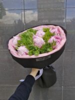 Bukiet z piwonii i goździków kiwi