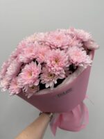 Bukiet z różowej chryzantemy gałązkowej Deluxe w pastelowym odcieniu różu, ręcznie ułożony przez florystów Studio Deluxe w Poznaniu.