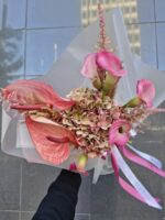 bukiet z hortensji kalii i anturium z astilbą od Studio Deluxe