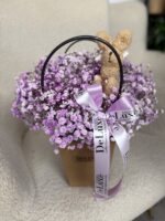 fioletowa gipsówka w torebce