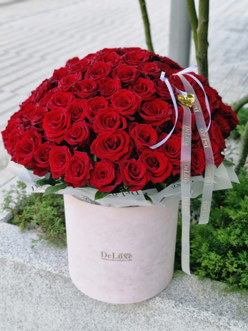 flowerbox z czerwonych róż 101 szt w aksamitnym pudełku