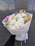 Bukiet Romantyczny w odcieniach różu i pastelowej zieleni – kompozycja Studio Deluxe Poznań.