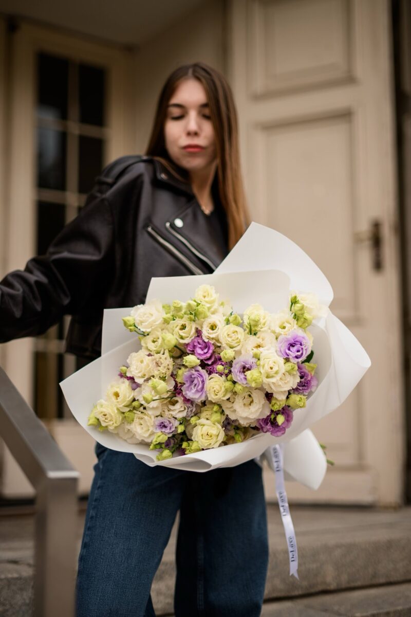 Ręcznie układany bukiet z eustomy – florystki Studio Deluxe