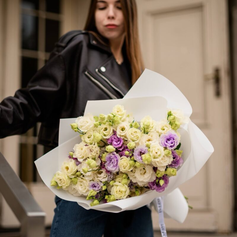 Ręcznie układany bukiet z eustomy – florystki Studio Deluxe