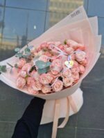 róże gałązkowe i eukaliptus