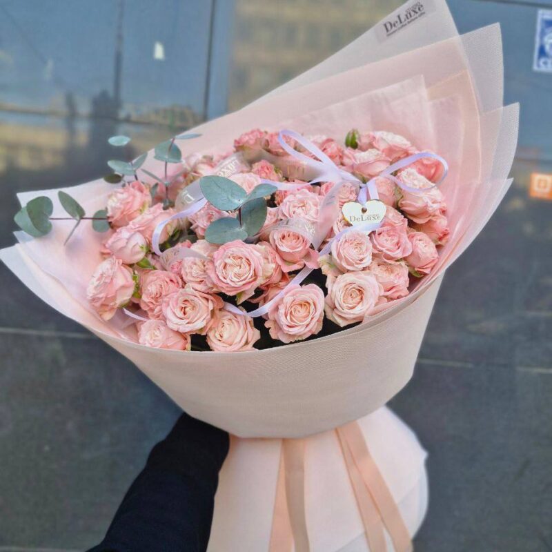 bukiet pudrowych róż gałązkowych z eukaliptusem