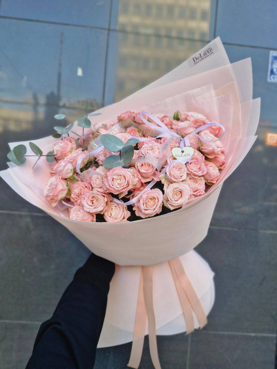 photo_2025-10-28 19.13.45 bukiet pudrowych róż gałązkowych z eukaliptusem