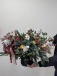 Świąteczny flowerbox z jodły, bawełny i złotych dekoracji Studio Deluxe Poznań