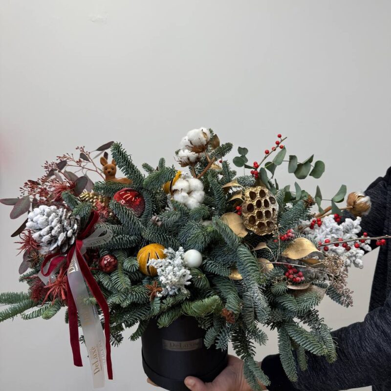 Świąteczny flowerbox z jodły, bawełny i złotych dekoracji Studio Deluxe Poznań
