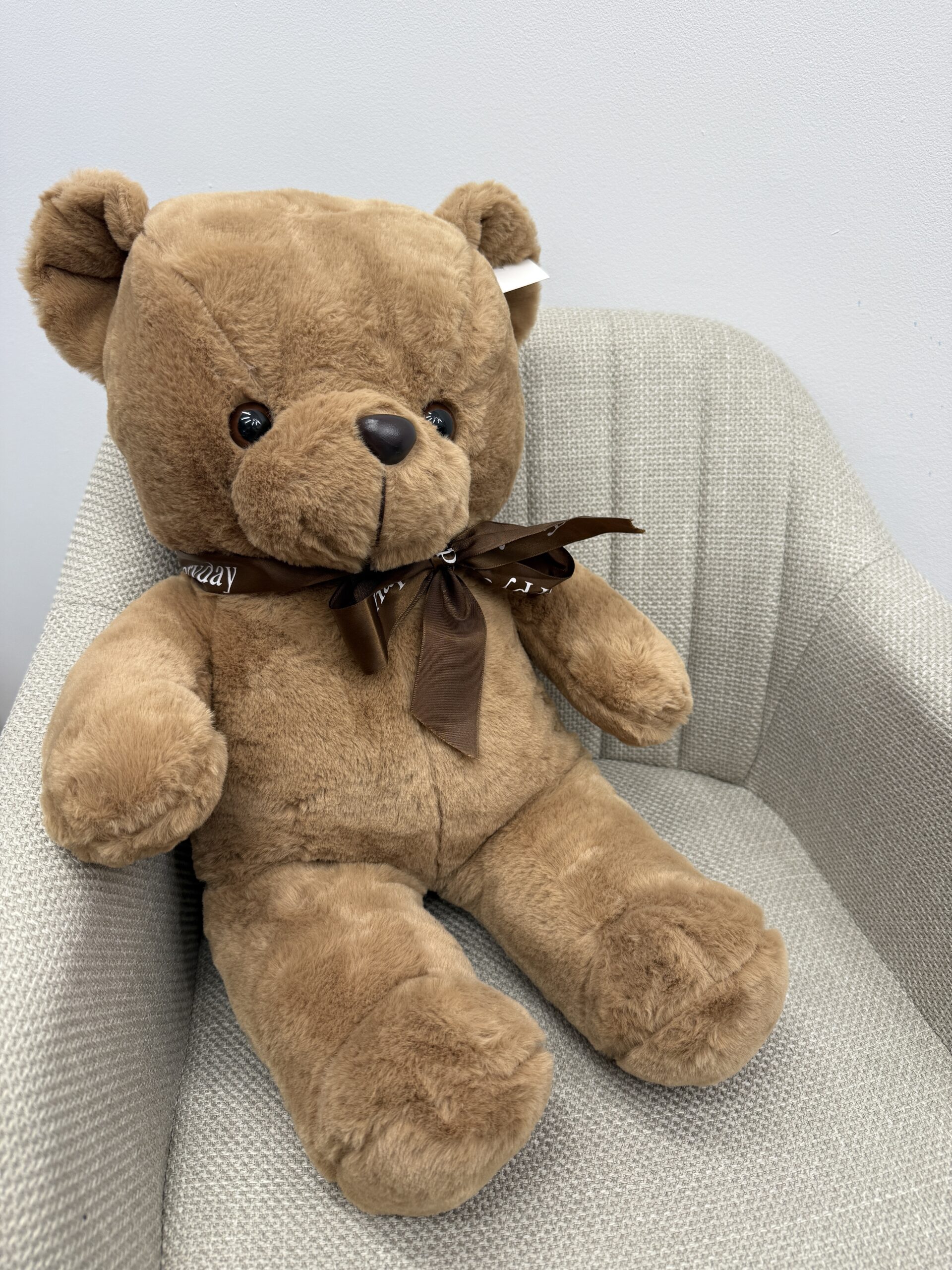 IMG_9903 Pluszak Miś – miękki i uroczy dodatek do prezentu lub bukietu, dostępny w Studio Deluxe Poznań.