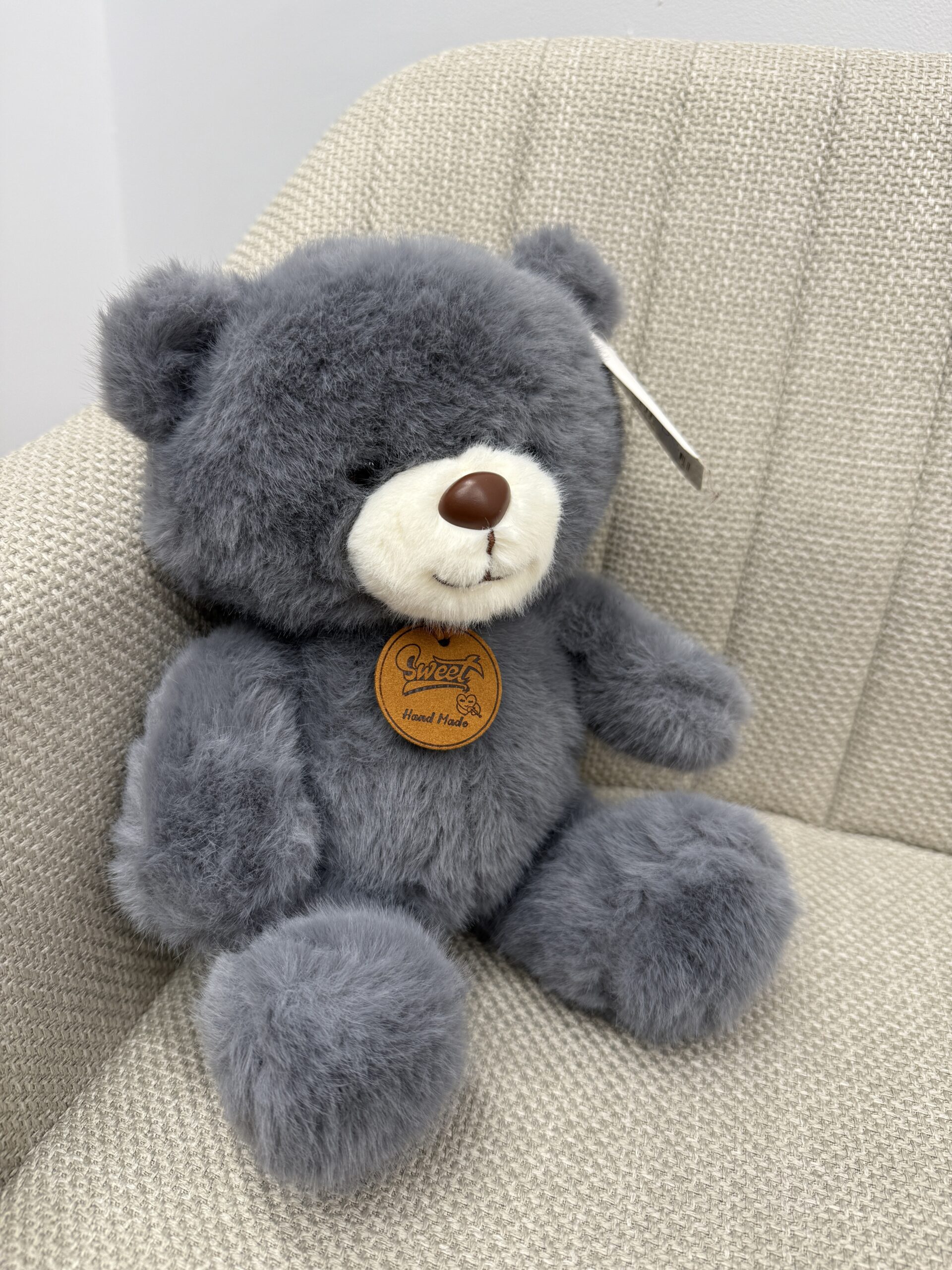 IMG_9905 Szary pluszowy miś „Sweet Handmade” siedzący na fotelu Studio Deluxe