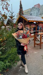 Zimowy bukiet z jodłą, bawełną i czerwonymi dodatkami Studio Deluxe