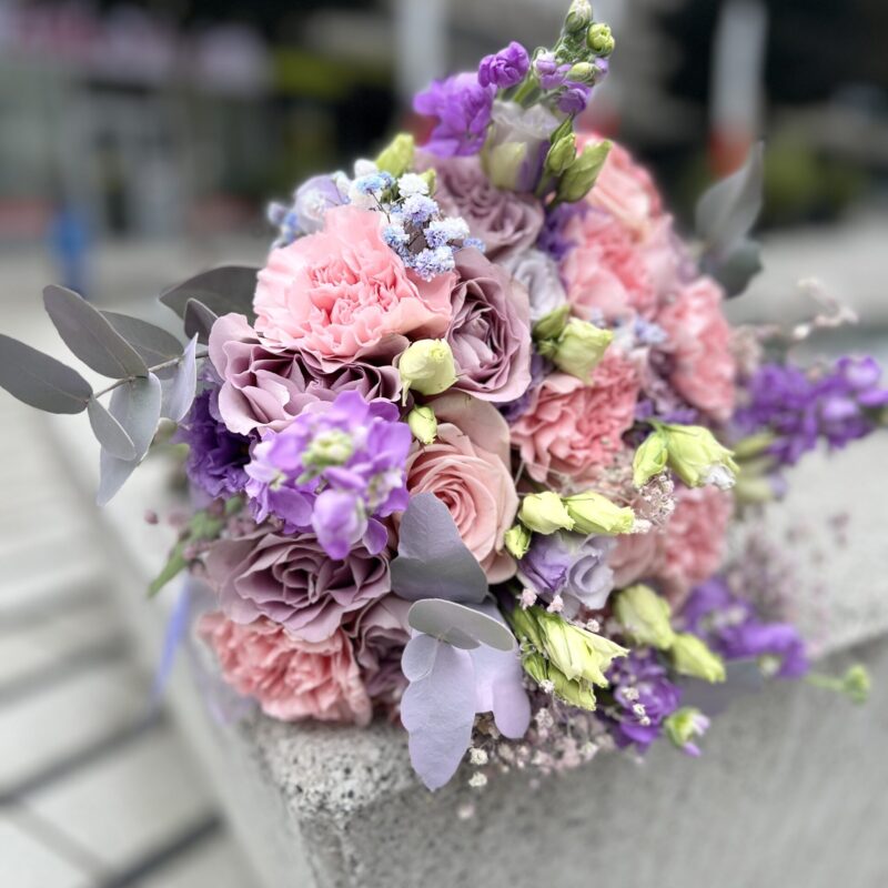 Bukiet ślubny pastelowy z róż, goździków i eustomy