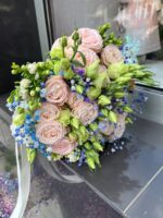 Bukiet ślubny z róż, eustomy i gipsówki