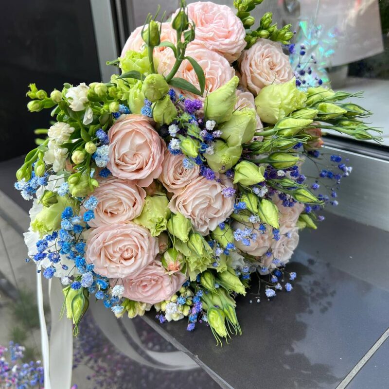 Bukiet ślubny z róż, eustomy i gipsówki