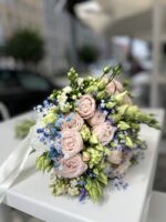 Bukiet ślubny z róż, eustomy i gipsówki