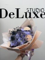 Bukiet z chryzantemami, goździkami i ostem w pastelowych kolorach – Studio Deluxe