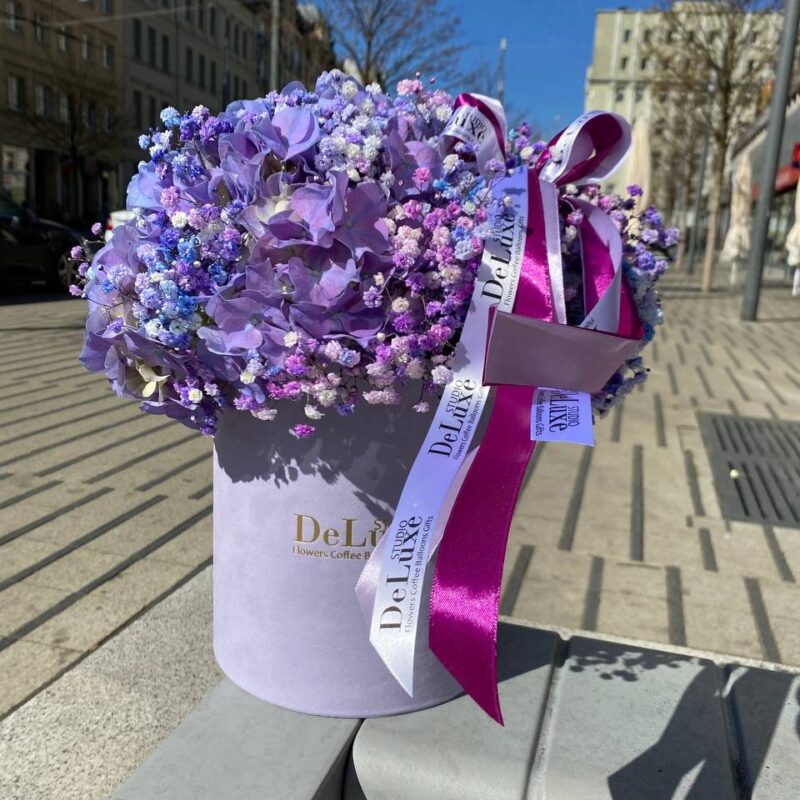 Flowerbox z hortensji i gipsówki w pastelowym pudełku – Studio Deluxe