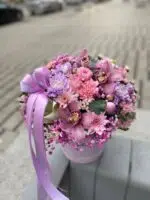 Flowerbox z różowymi storczykami i kwiatami sezonowymi – Studio Deluxe