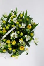 Kosz tulipanów z frezją – kwiaty z dostawą Poznań | Studio Deluxe