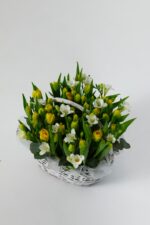 Kosz tulipanów z frezją – kwiaty z dostawą Poznań | Studio Deluxe