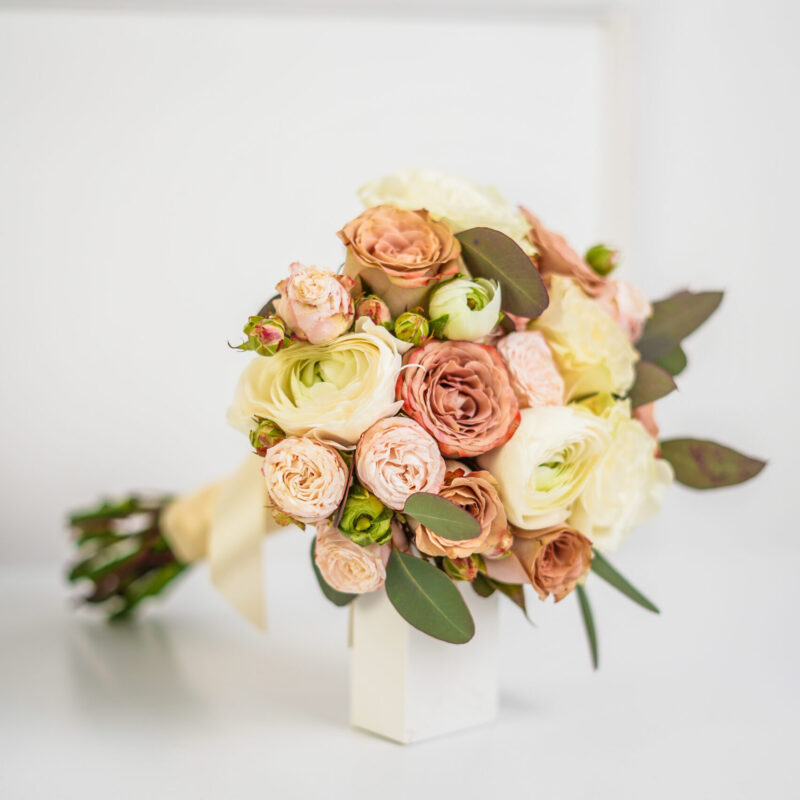 Bukiet ślubny pastelowy z róż i jaskrów | Poznań