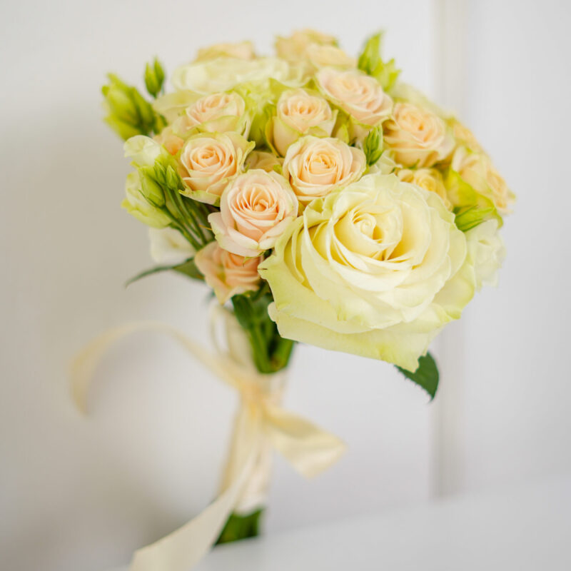 Bukiet ślubny z kremowych i pudrowych róż – Studio Deluxe