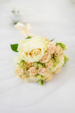 Bukiet ślubny z kremowych i pudrowych róż – Studio Deluxe