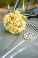 Bukiet ślubny z kremowych i pudrowych róż - obrazek 2