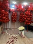 zaręczyny z dekoracją w Poznaniu z 101 białych róż, balonami i świecami