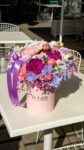Flowerbox z różowymi storczykami i kwiatami sezonowymi