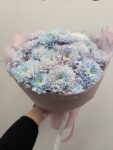 Chryzantema gałązkowa pastelowa – błękitno-różowy bukiet Studio Deluxe