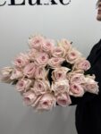 Róża Pink O’Hara 60 cm w pudrowym różu – Studio Deluxe