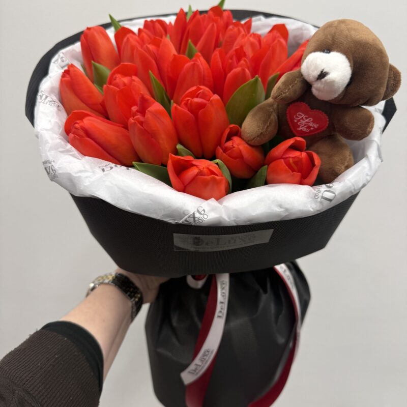25 czerwonych tulipanów w czarnej oprawie z pluszowym misiem – Studio Deluxe