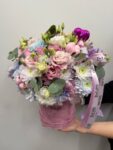 Flowerbox z eustomą, chryzantemą i goździkiem w różowym pudełku