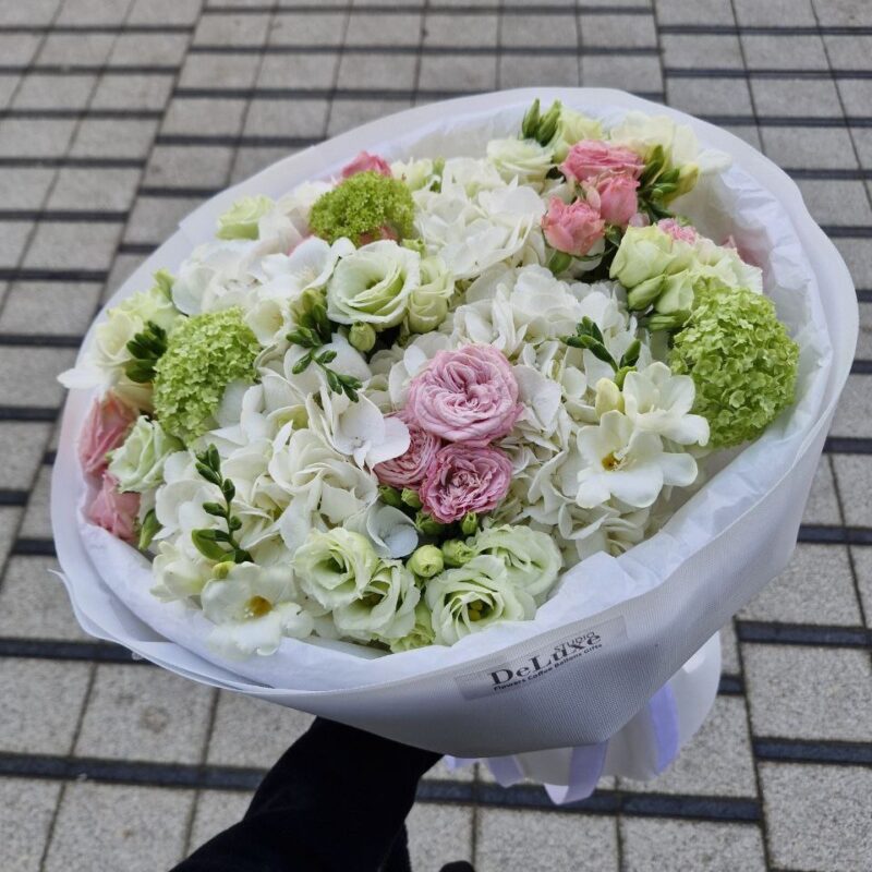 Bukiet pastelowy z hortensją i różą gałązkową, eustomą