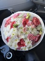 Bukiet z piwoniowych róż i chryzantemą - obrazek 2