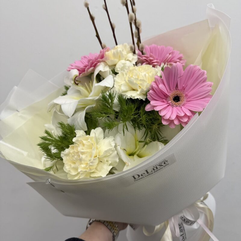 Bukiet z gerber, lilii, goździków i dodatków dekoracyjnych