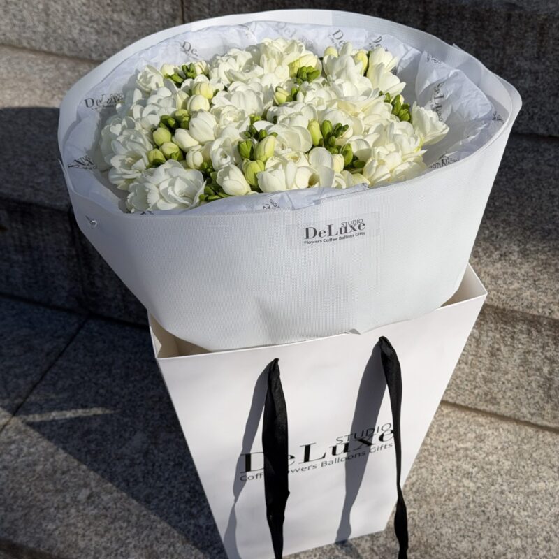 bukiet z białej frezji elegancki biały bukiet