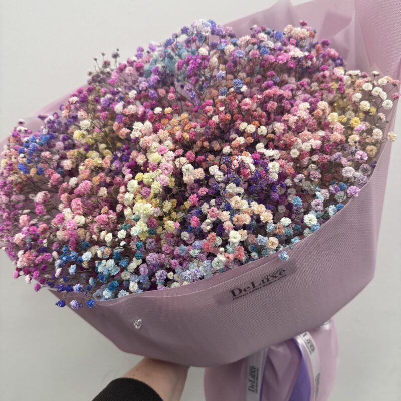 Kolorowa gipsówka w bukiecie