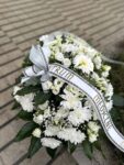 Wiązanka pogrzebowa z białych kwiatów – elegancka kompozycja z dostawą w Poznaniu. Studio Deluxe.