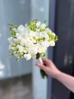 Bukiet ślubny z frezji białej - obrazek 4