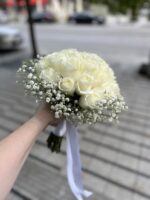 Bukiet ślubny z białych róż i gipsówki