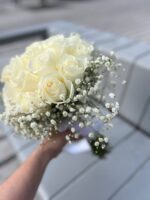 Bukiet ślubny z białych róż i gipsówki - obrazek 2