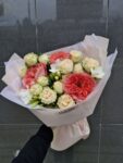 Bukiet pastelowy z różą piwoniową i frezją