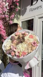 Bukiet pastelowy z hortensją, różą i eustomą - obrazek 5